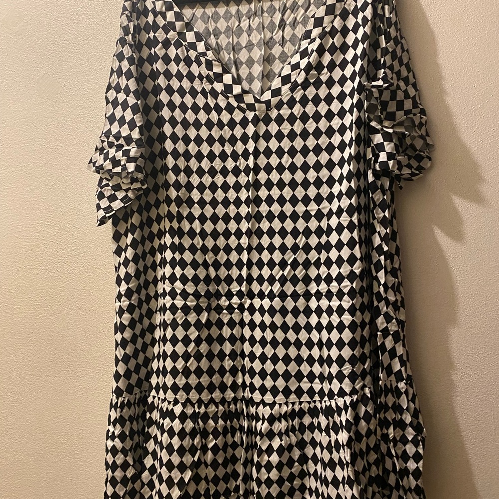 Women 3X Black and White diamond Pattern v-neck Dress or swimsuit coverup